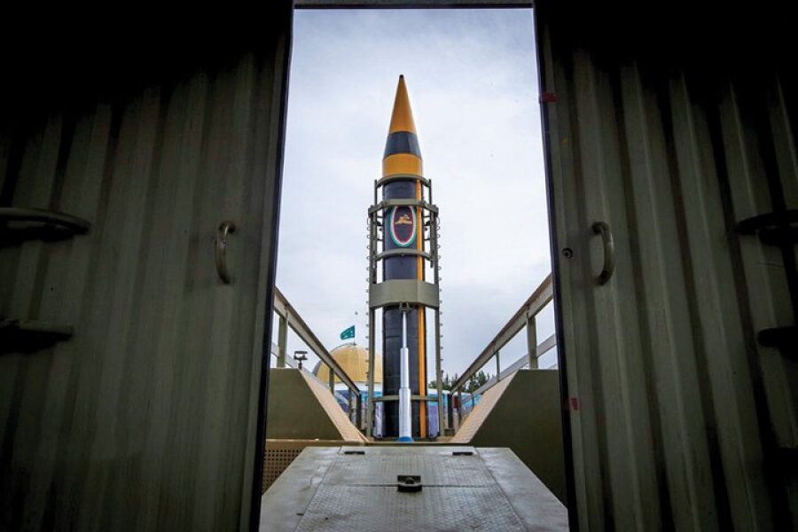 Επίδειξη ισχύος από Ιράν: Παρουσίασε βαλλιστικό πύραυλο Khorramshahr 4 σε συγκέντρωση στην Τεχεράνη