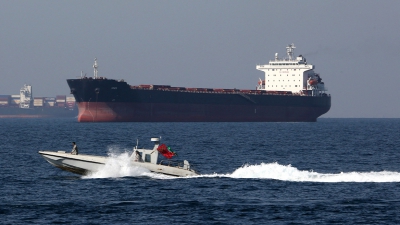 Η ΙΜΟ αναζητά έναν ασφαλή διάδρομο για τον απεγκλωβισμό των πλοίων από τα Στενά του Ορμούζ