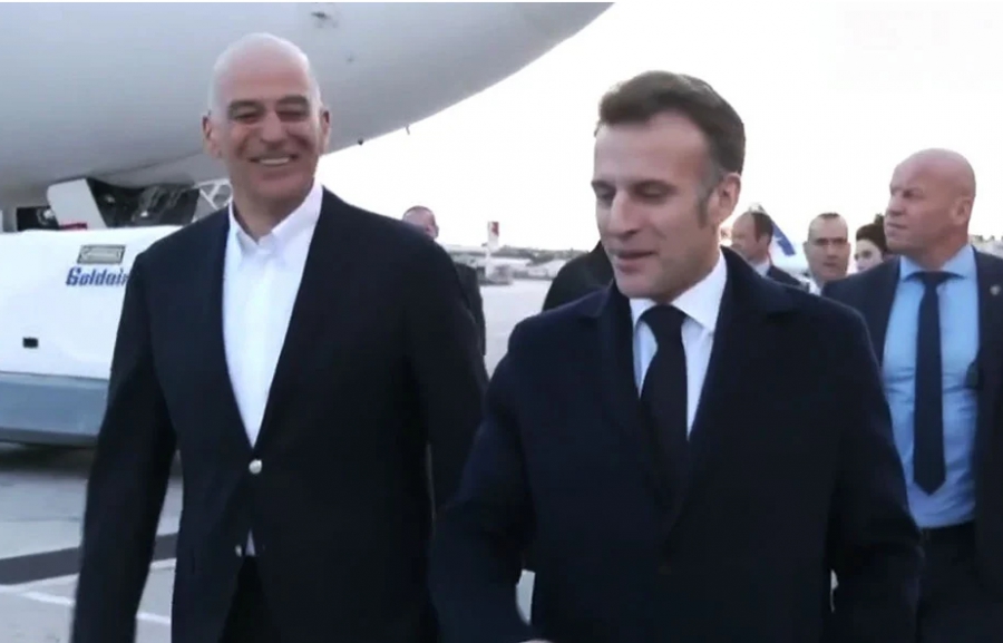 Επίσκεψη του Εμ. Μακρόν στη Σούδα - Τον υποδέχθηκε ο Ν. Δένδιας