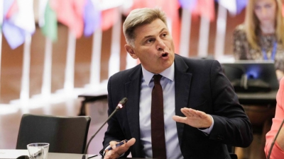 Φαραντούρης κατά Κατρίνη για την απόσπαση της συζύγου του: «Θέλουν τις γυναίκες πίσω στην κουζίνα»