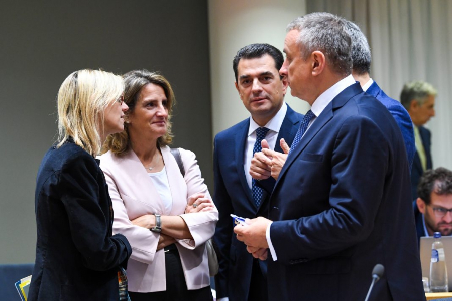 Στο τραπέζι των 