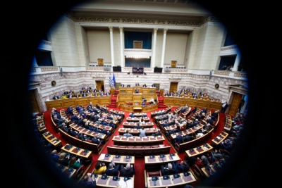 Στη Βουλή μεταφέρεται η αντιπαράθεση με το κόμμα Κασιδιάρη – Οι θέσεις των κομμάτων