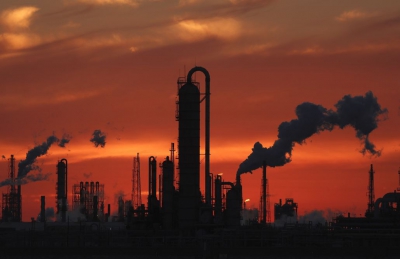 Bloomberg: Οι Δημοκρατικοί επιδιώκουν να ερευνήσουν τις μεγάλες συμφωνίες Exxon και Chevron
