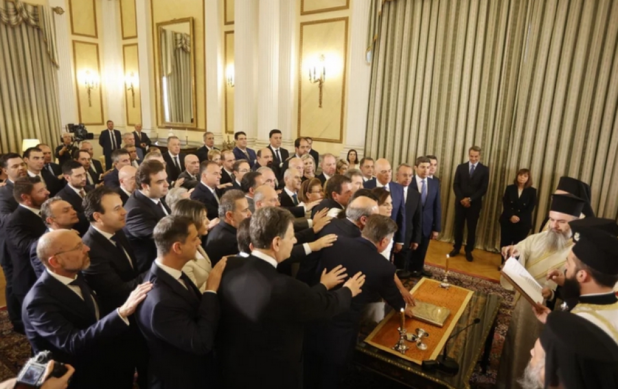 Ορκίστηκε η νέα κυβέρνηση στο Προεδρικό Μέγαρο