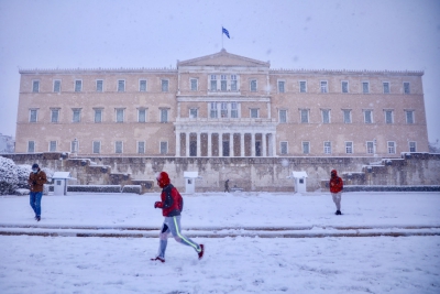 Πυκνό χιόνι στην Αττική - Σύσταση στους πολίτες να αποφεύγουν τις μετακινήσεις