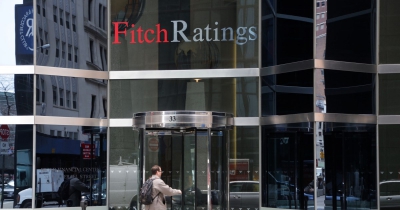 Fitch: Στον ισχυρό πυρήνα της Ευρώπης η Ελλάδα το 2026 – Πλεονάσματα και μεγάλη μείωση χρέους