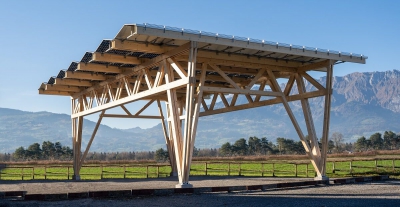 Ελβετική εταιρεία προσφέρει ηλιακό στέγαστρο σε ξύλινο σκελετό για χώρους στάθμευσης (PV Magazine)