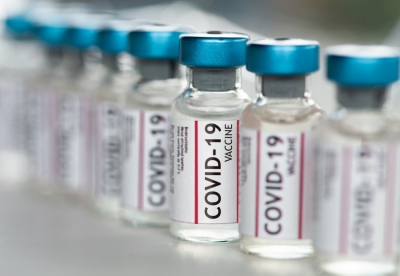 Covid: Εκατομμύρια δόσεις εμβολίων αλλάζουν χέρια
