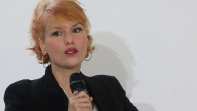 Κουφονικολάκου: «Ασπίδα» σε ΕΣΥ και δημόσια σχολεία - Αυξήσεις τώρα σε γιατρούς, νοσηλευτές και εκπαιδευτικούς
