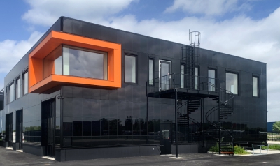 Επιχείρηση ενοικίασης αυτοκινήτων έχει τη μεγαλύτερη ηλιακή πρόσοψη της Σουηδίας