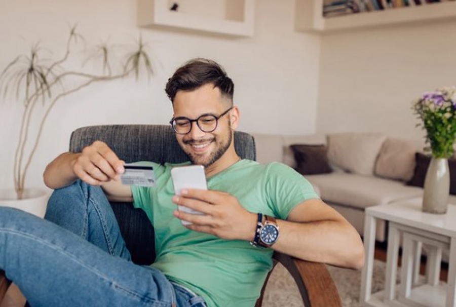 Visa: Συμβουλές για ασφαλείς συναλλαγές εν όψει των εορταστικών αγορών