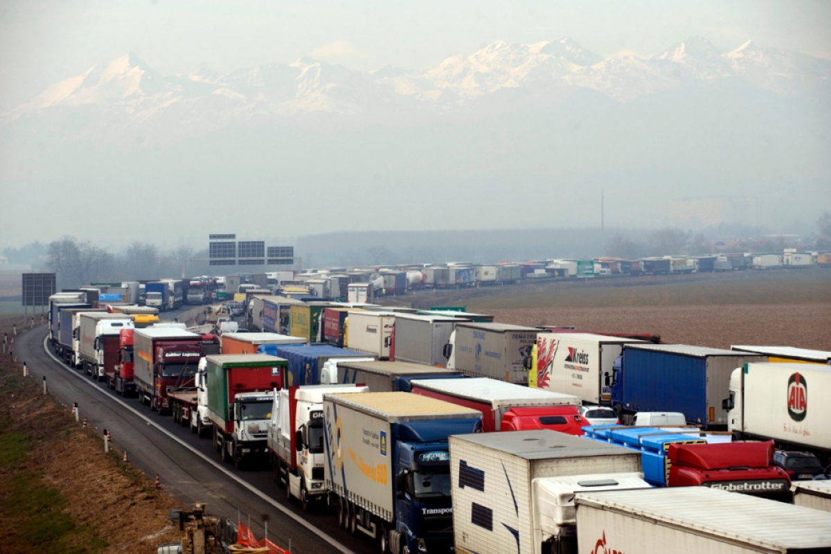 Μπλόκα φορτηγών στη Νότια Ιταλία – Ελλείψεις στα σούπερ μάρκετ και προβλήματα στον ανεφοδιασμό καυσίμων
