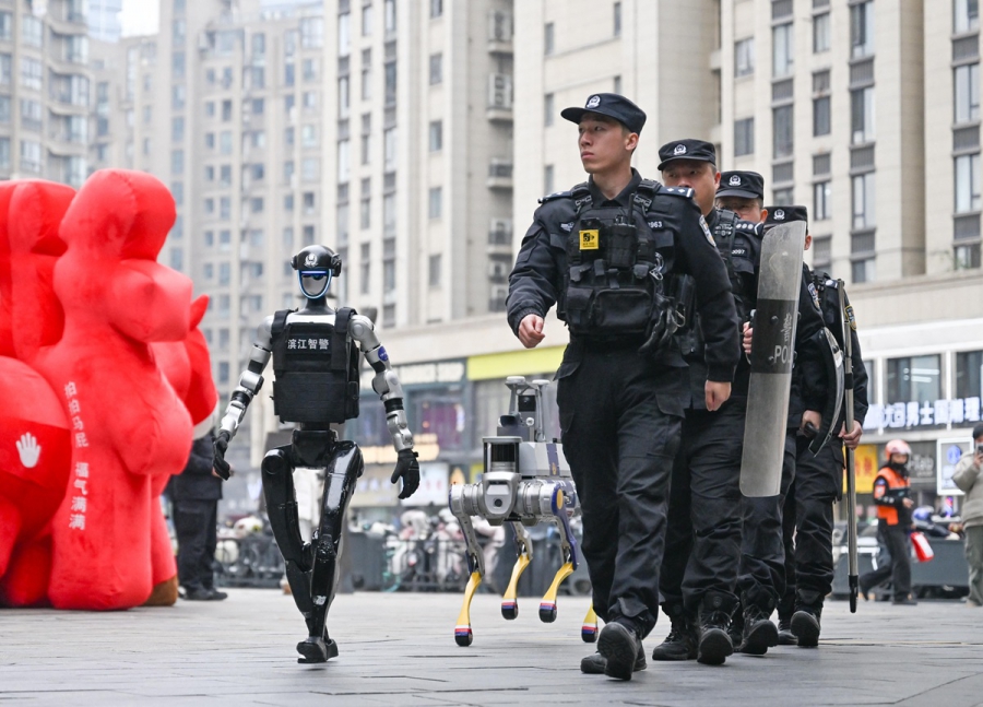 Οι ρομπότ-αστυνομικοί είναι πραγματικότητα - Η Κίνα βγάζει στον δρόμο τους PM 01