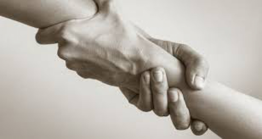 Γιατί είναι τόσο δύσκολο να ζητήσουμε βοήθεια – ακόμη κι όταν μιλάμε ανοιχτά για τα συναισθήματά μας;