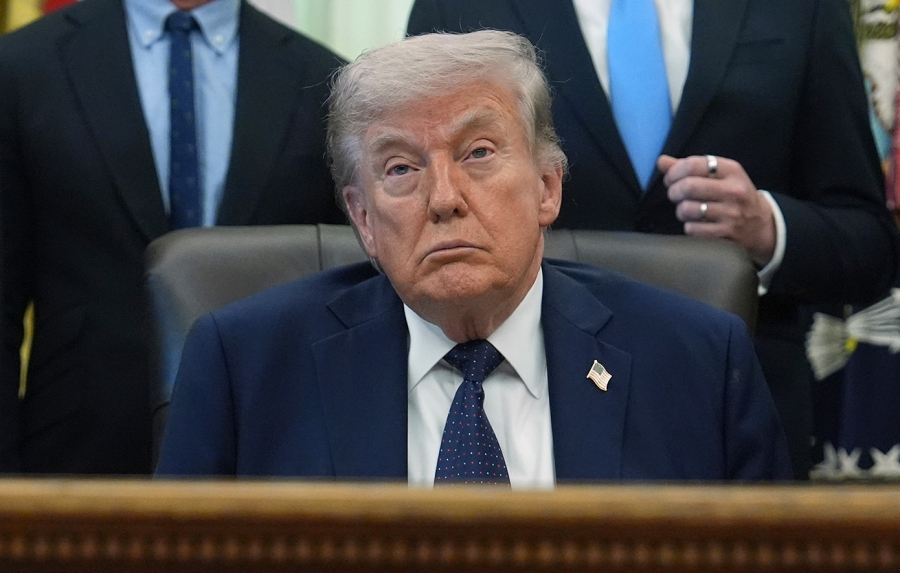 Αxios: Ο Trump εξετάζει σχέδια για μια σύντομη αλλά πανίσχυρη στρατιωτική επίθεση στο Ιράν