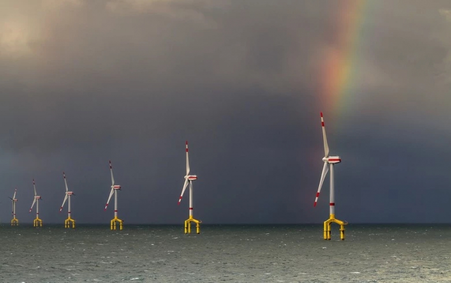 TotalEnergies: Eξετάζει την πώληση αιολικών και ηλιακών έργων για τη μείωση του χρέους της