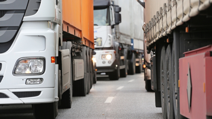 Το τέλος των πετρελαιοκίνητων φορτηγών μέχρι το 2040 αποφάσισε το Ευρωκοινοβούλιο (Euractiv)