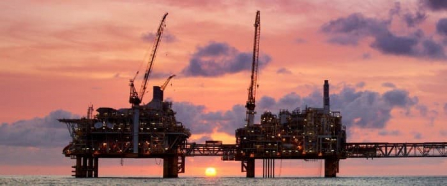 Η Standard Chartered αναθεωρεί καθοδικά - Στα 63,5 δολ. το πετρέλαιο το 2026