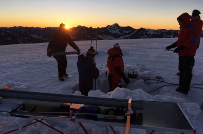 Ένας αγώνας δρόμου ενάντια στον χρόνο για τη διάσωση -πυρήνων πάγου που καταγράφουν μεσαιωνικές εξορύξεις (phys.org)