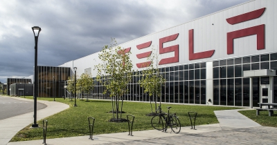 Tesla: Απογοήτευση από τα αποτελέσματα – Υπόσχεται φθηνά ηλεκτρικά μέχρι το 2025