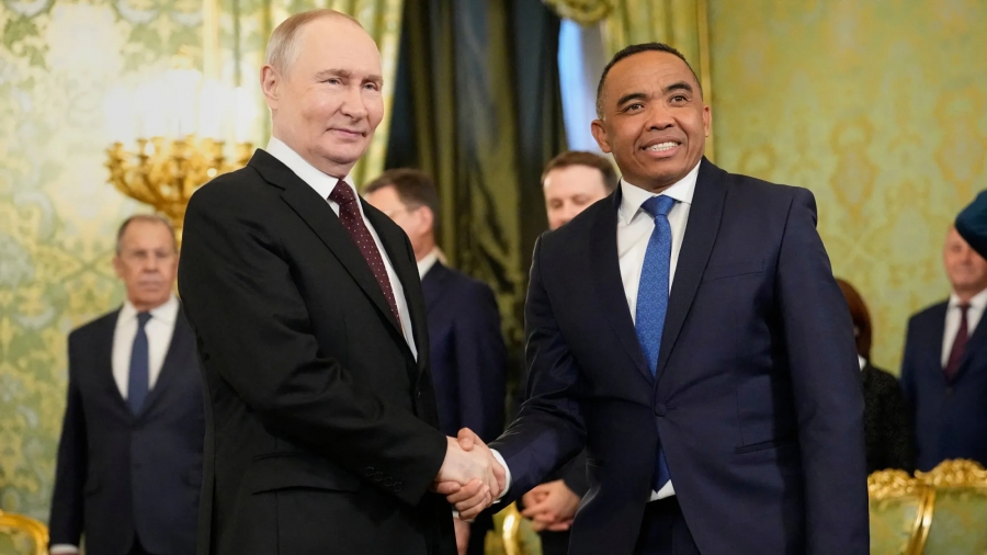 Μαδαγασκάρη: Ο Putin εξασφαλίζει έναν ακόμη στρατηγικό σύμμαχο όσο ο Trump επικεντρώνεται στο Ιράν (Bloomberg)