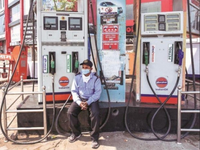 Κατακόρυφη πτώση στις πωλήσεις καυσίμων στην Ινδία λόγω των υψηλών τιμών και του lockdown