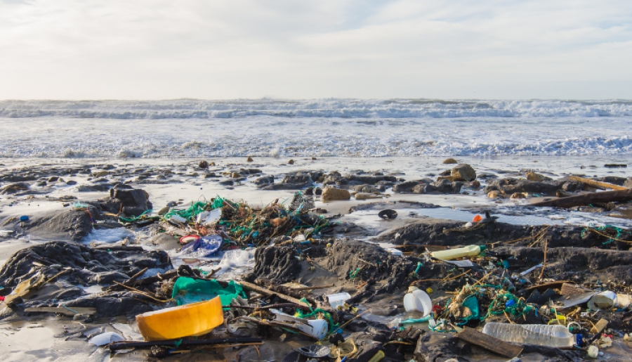 Global Plastic Hub: 6-19 δισ. δολ. το ετήσιο οικονομικό κόστος από τα πλαστικά απόβλητα των ωκεανών