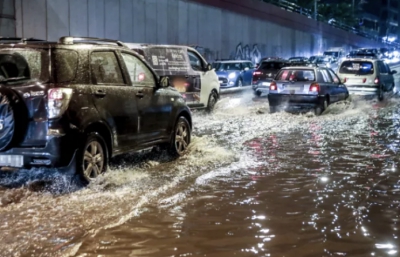Σε κλοιό κακοκαιρίας η Αττική - Ποτάμια έγιναν οι δρόμοι