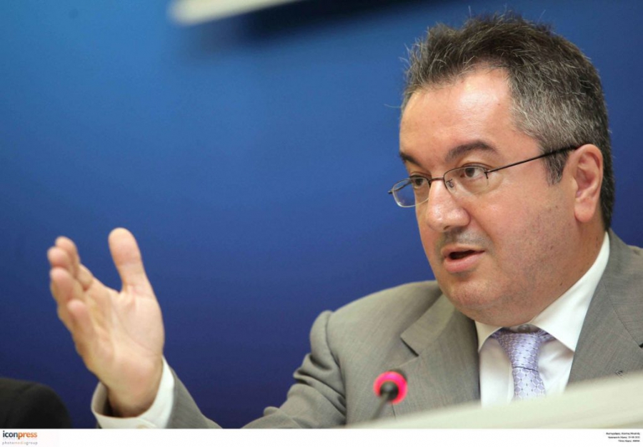 Μόσιαλος: Δεν πρέπει να ανοίξει όλη η χώρα ταυτόχρονα - Άρση του lockdown σε «ζώνες»