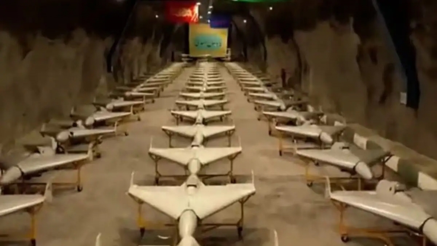 Το Ιράν περνά από τους πυραύλους στα drones