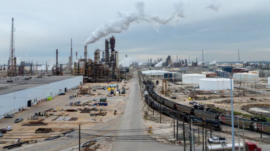 Η Βενεζουέλα αναστέλλει 19 συμβάσεις παραγωγής πετρελαίου που είχαν υπογραφεί από τον Μαδούρο (Reuters)