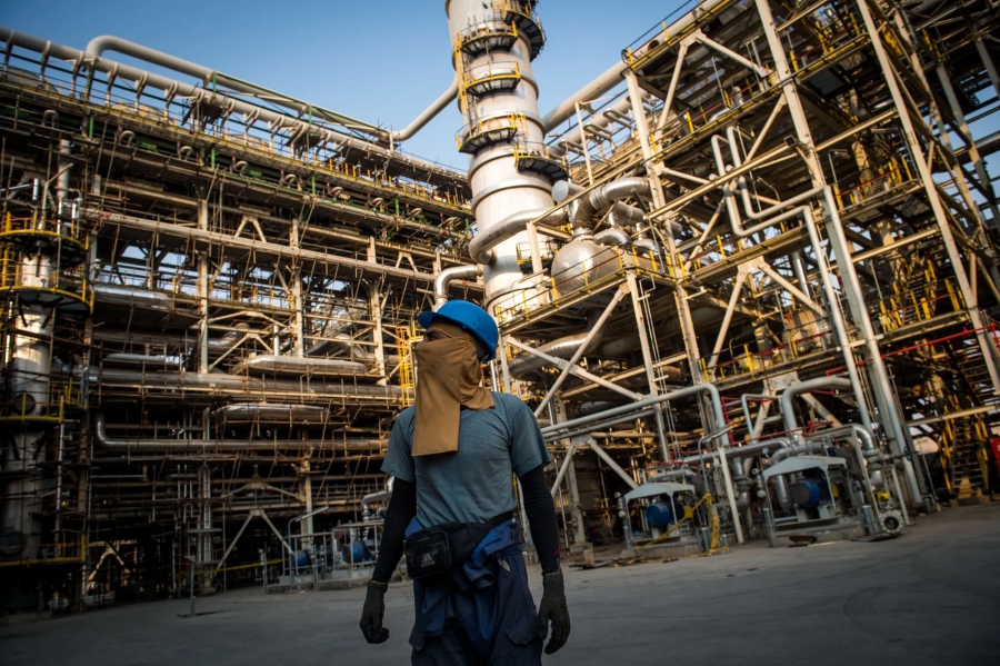 Τα κινέζικα διυλιστήρια ξεκινούν περικοπές καθώς ο πόλεμος με το Ιράν περιορίζει την προσφορά πετρελαίου (Reuters)