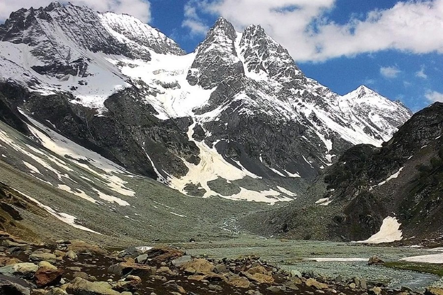 Ο παγετώνας του Κασμίρ που υποχωρεί δημιουργεί έναν ολόκληρο νέο κόσμο στο πέρασμά του (The Guardian)