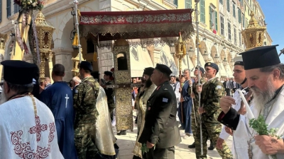 Πλήθος πιστών στη μεγαλοπρεπή Λιτανεία του Αγίου Σπυρίδωνος στην Κέρκυρα - Σε τριήμερο προσκύνημα το Ιερό Σκήνωμα (βίντεο)