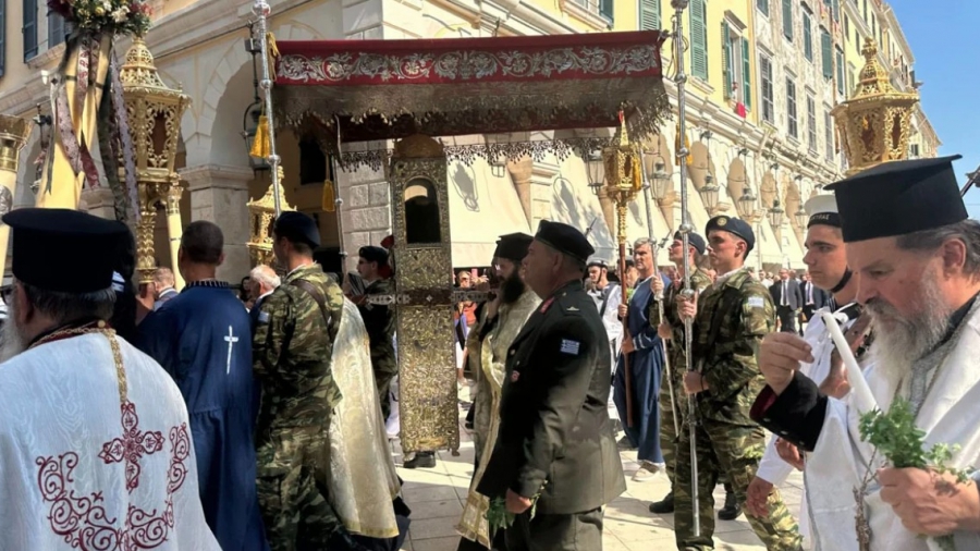 Πλήθος πιστών στη μεγαλοπρεπή Λιτανεία του Αγίου Σπυρίδωνος στην Κέρκυρα - Σε τριήμερο προσκύνημα το Ιερό Σκήνωμα (βίντεο)
