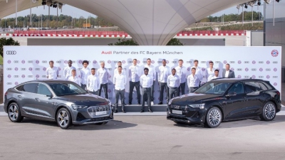Οι ποδοσφαιριστές της Μπάγερν Μονάχου παρέλαβαν τα ηλεκτρικά αυτοκίνητά τους