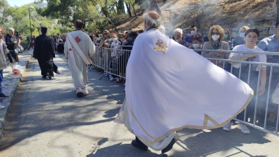 Λυκαβηττός ΤΩΡΑ: Πάνω από 30.000 στη χάρη του Αγίου Ιούδα Θαδδαίου – Σταυρώνει ασταμάτητα ο π. Δημήτριος