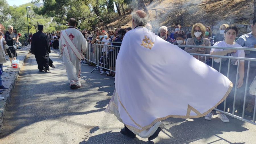 Λυκαβηττός ΤΩΡΑ: Πάνω από 30.000 στη χάρη του Αγίου Ιούδα Θαδδαίου – Σταυρώνει ασταμάτητα ο π. Δημήτριος
