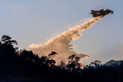 Φωτιές στη Σαλαμίνα: Δύο νεκροί, 10 τραυματίες, τεράστιες καταστροφές – Η μάχη συνεχίζεται σε πολλά μέτωπα