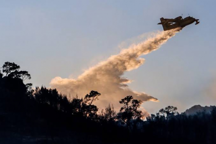 Φωτιές στη Σαλαμίνα: Δύο νεκροί, 10 τραυματίες, τεράστιες καταστροφές – Η μάχη συνεχίζεται σε πολλά μέτωπα