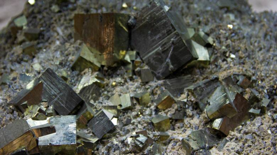 Tα 5 βασικά έργα γαλλίου και αντιμονίου που θα κυριαρχήσουν το 2026