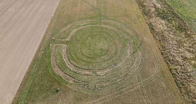 Αρχαιολόγοι ανακαλύπτουν μυστηριώδεις χωματουργικούς κύκλους που χτίστηκαν 2.000 χρόνια πριν το Στόουνχεντζ (smithsonianmag.com)