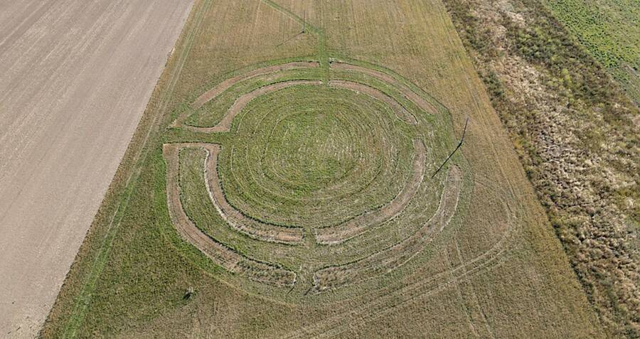 Αρχαιολόγοι ανακαλύπτουν μυστηριώδεις χωματουργικούς κύκλους που χτίστηκαν 2.000 χρόνια πριν το Στόουνχεντζ (smithsonianmag.com)