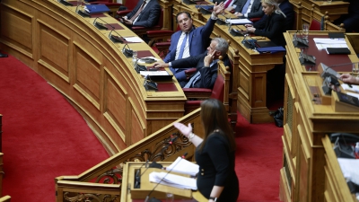 Σκηνές «σαλούν» στη Βουλή – Ζωή σε Άδωνι: Είσαι φασίστας - Aπάντηση: Μου προκαλείς αηδία