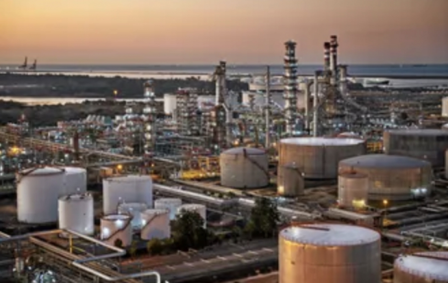 Reuters: Τα ευρωπαϊκά διυλιστήρια πετρελαίου στοιχηματίζουν σε πράσινα έργα