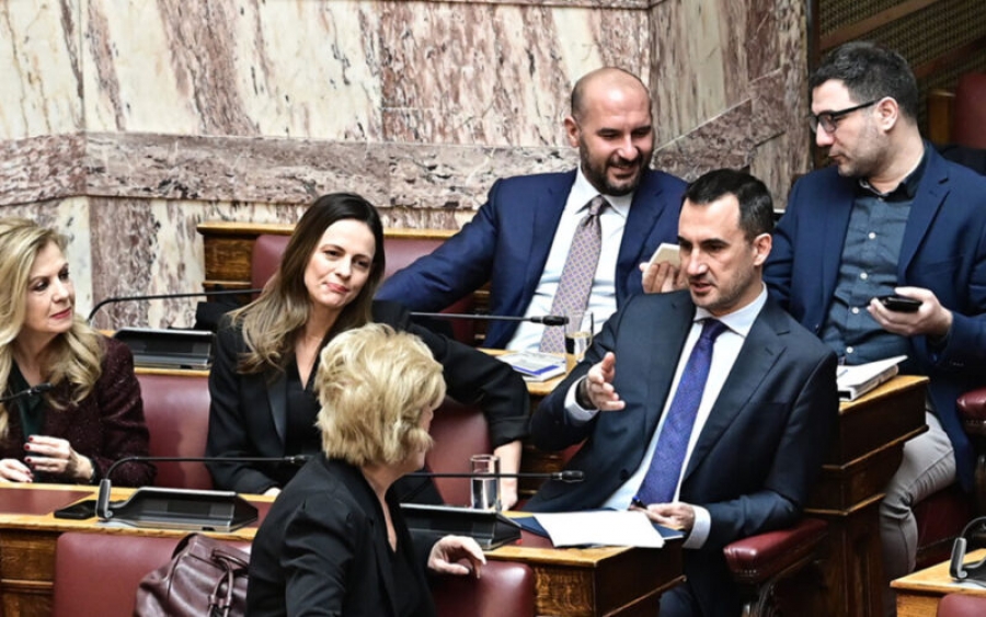 Υπό διάλυση η Νέα Αριστερά λόγω Τσίπρα - Παραίτηση 7 βουλευτών και 143 στελεχών