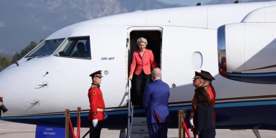 FT: Αναγκαστική προσγείωση για το αεροπλάνο της Von der Leyen μετά από υποψία ρωσικής παρεμβολής στο GPS