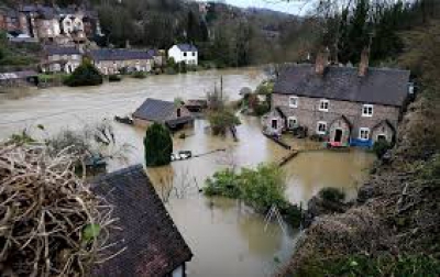 Ολόκληρες περιοχές στην Βρετανία κινδυνεύουν από πλημμύρες (The Guardian)