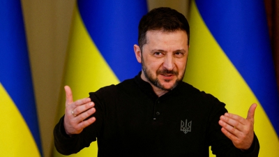 Ο Zelensky χλευάζει τον Putin για την έλλειψη καυσίμων, ενώ παίζει τα 