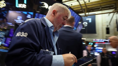 Τα futures του Dow εκτινάσσονται κατά 500 μονάδες, το πετρέλαιο υποχωρεί - Οι ιδιωτικές μισθοδοσίες αυξήθηκαν κατά 109.000 τον Απρίλιο